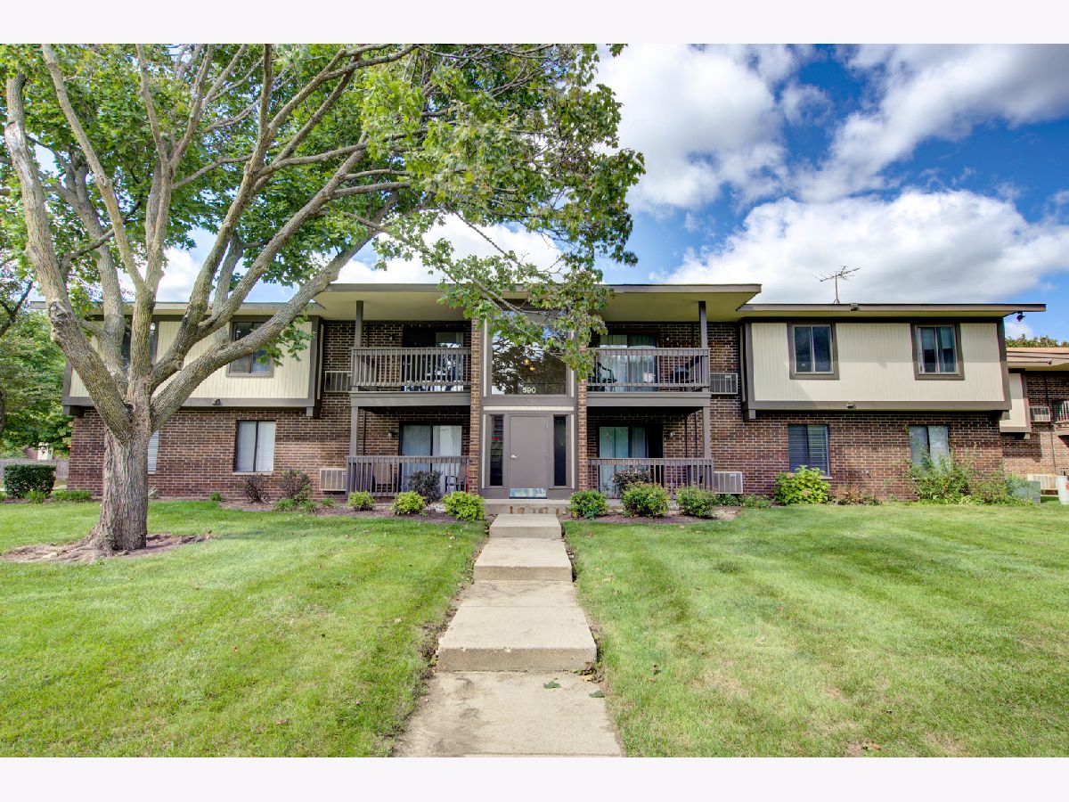 Condominiums Sold Somerset Crystal Lake Illinois, 590 Somerset
