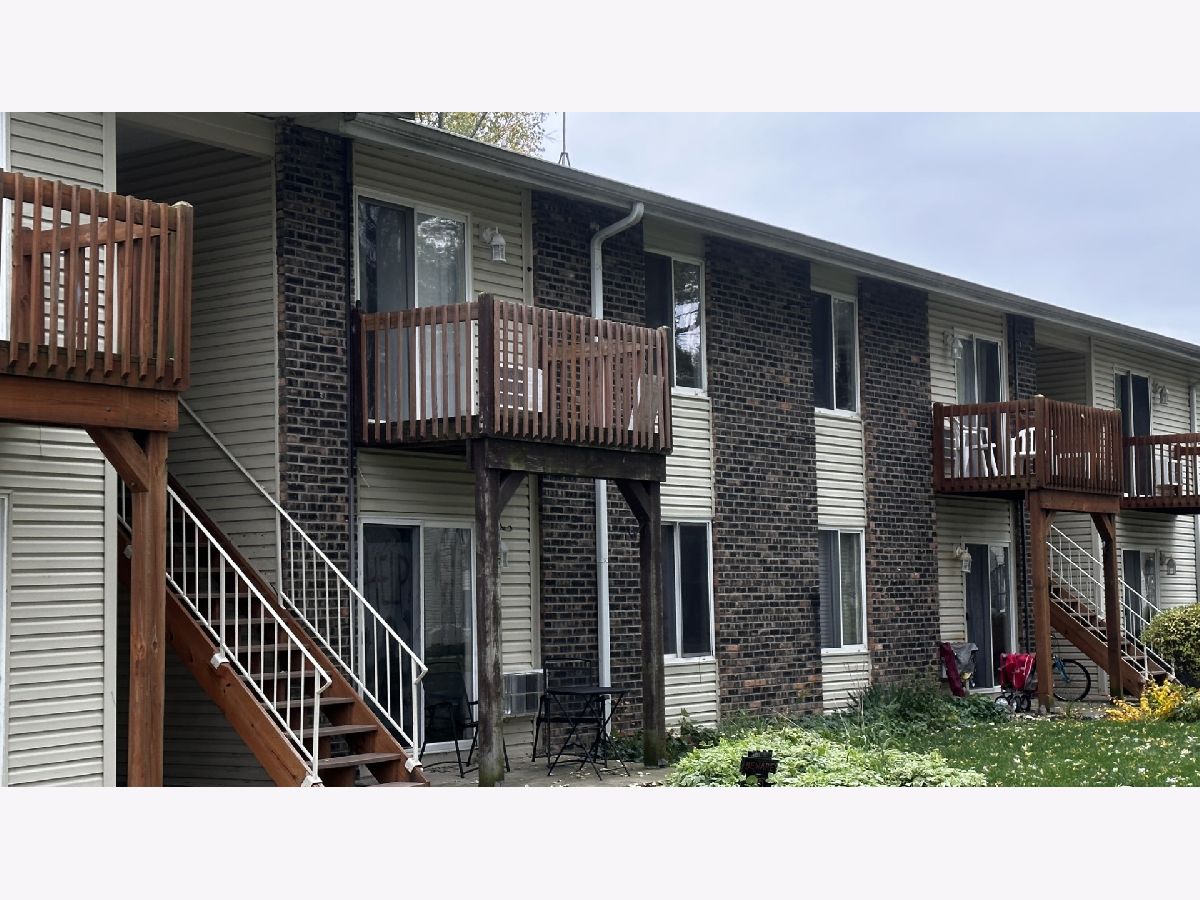 Condominiums Rented Deer Run Oswego Illinois, 2000 Light