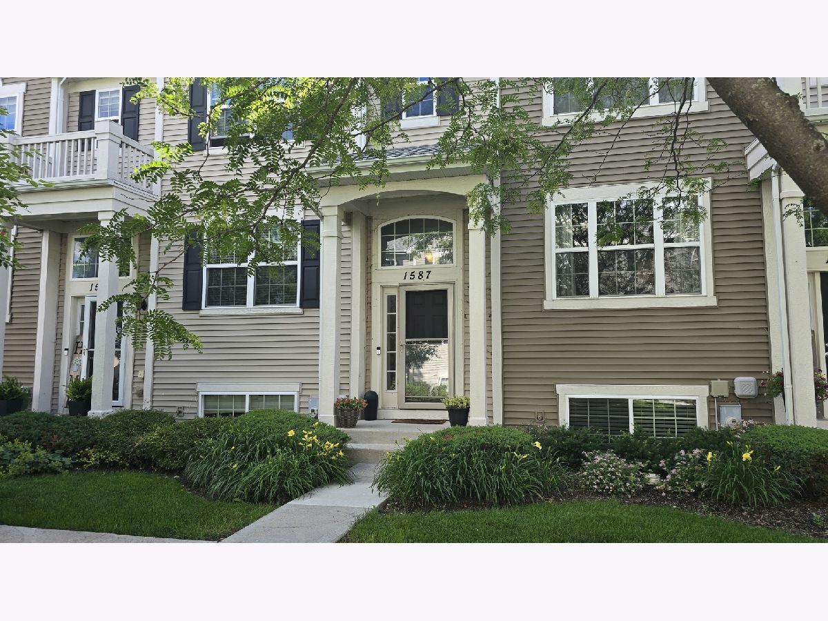 Townhomes & Condos & Homes Sold Cambridge Lakes Pingree Grove Illinois, 1587 Windward