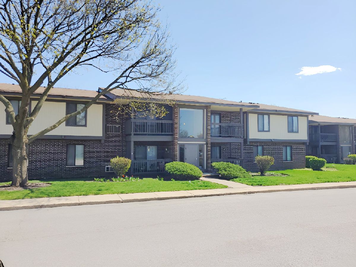 Condominiums Sold Somerset Crystal Lake Illinois, 592 Somerset