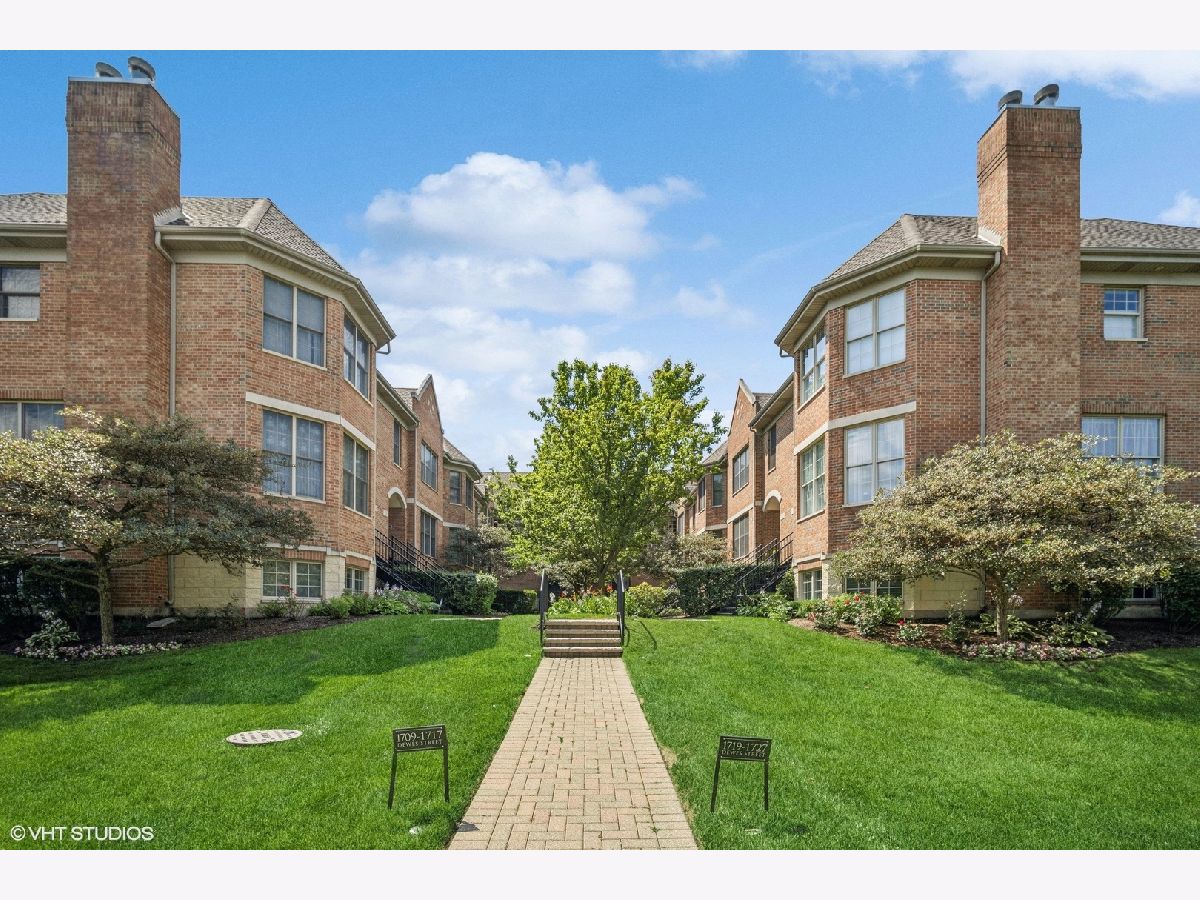 Townhomes Sold Glenwick Courte Glenview Illinois, 1717 Dewes