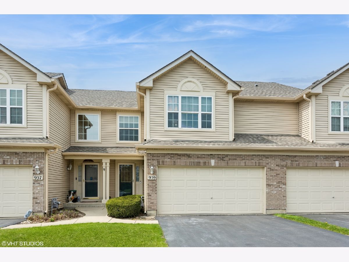 Townhomes & Homes Sold Oak Ridge Elgin Illinois, 939 Oak Ridge
