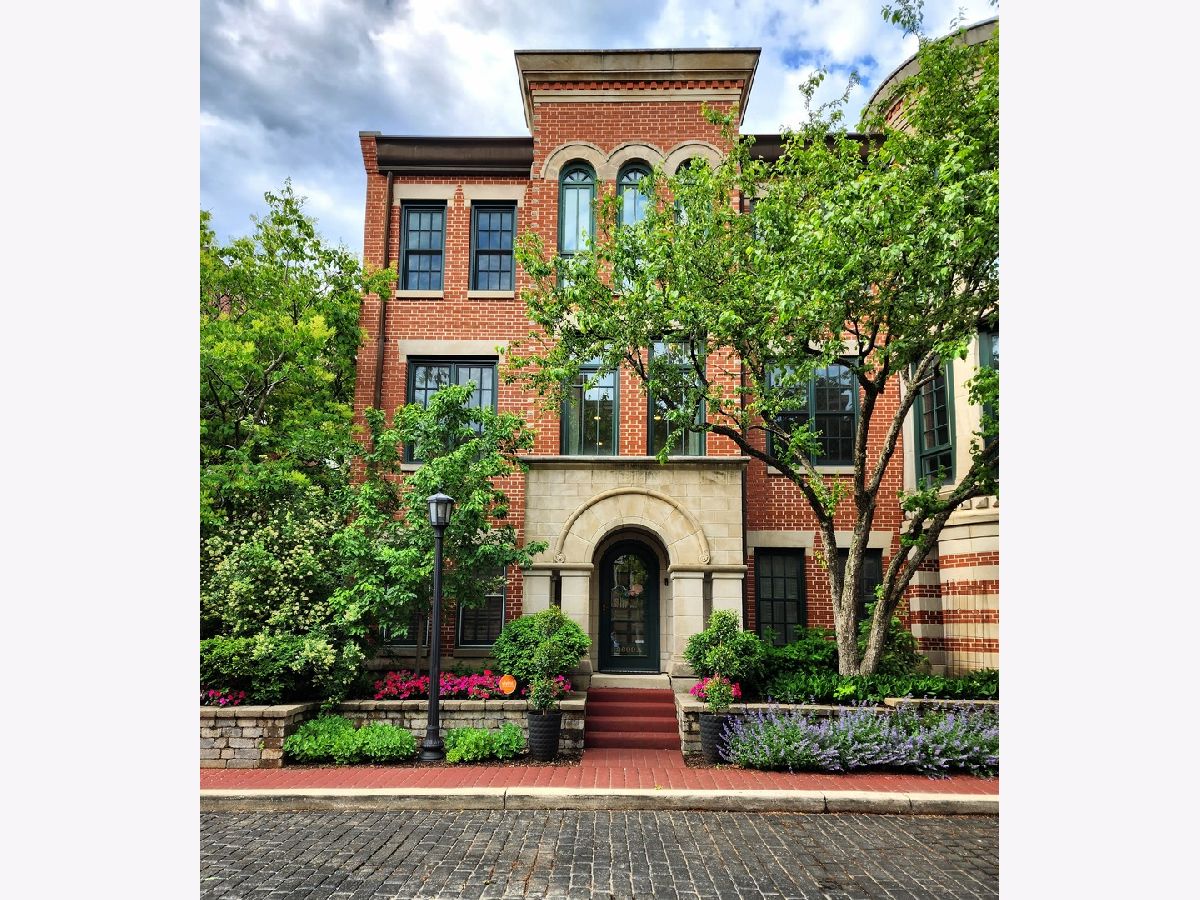 Townhomes & Condos & Homes Sold Embassy Club Chicago Illinois, 2609 Greenview