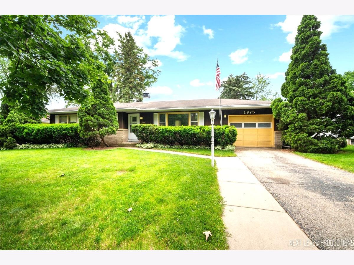 Homes & Condos & Townhomes Sold Country Knolls North Elgin Illinois, 1975 Country Knoll