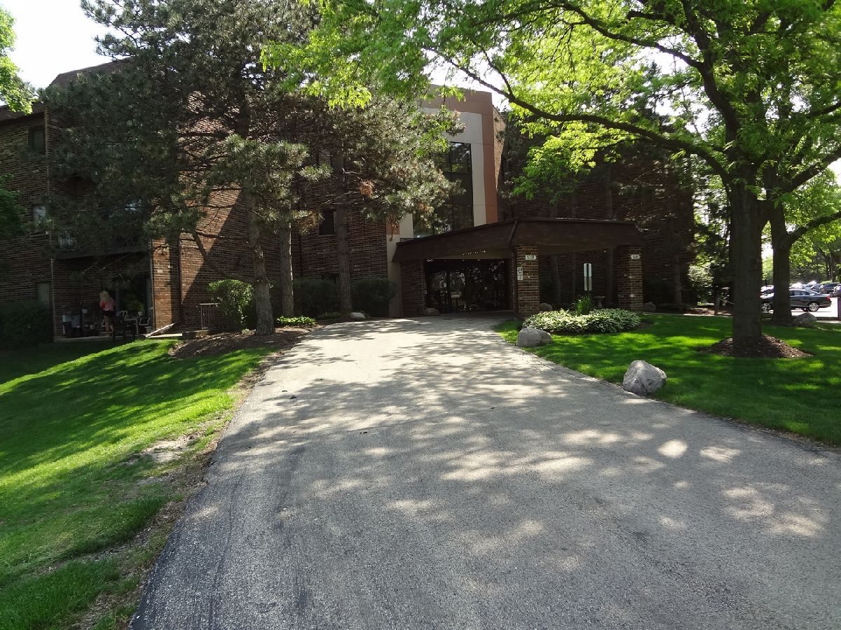 Condominiums Rented Glencove Estates Glenview Illinois, 1002 Castilian