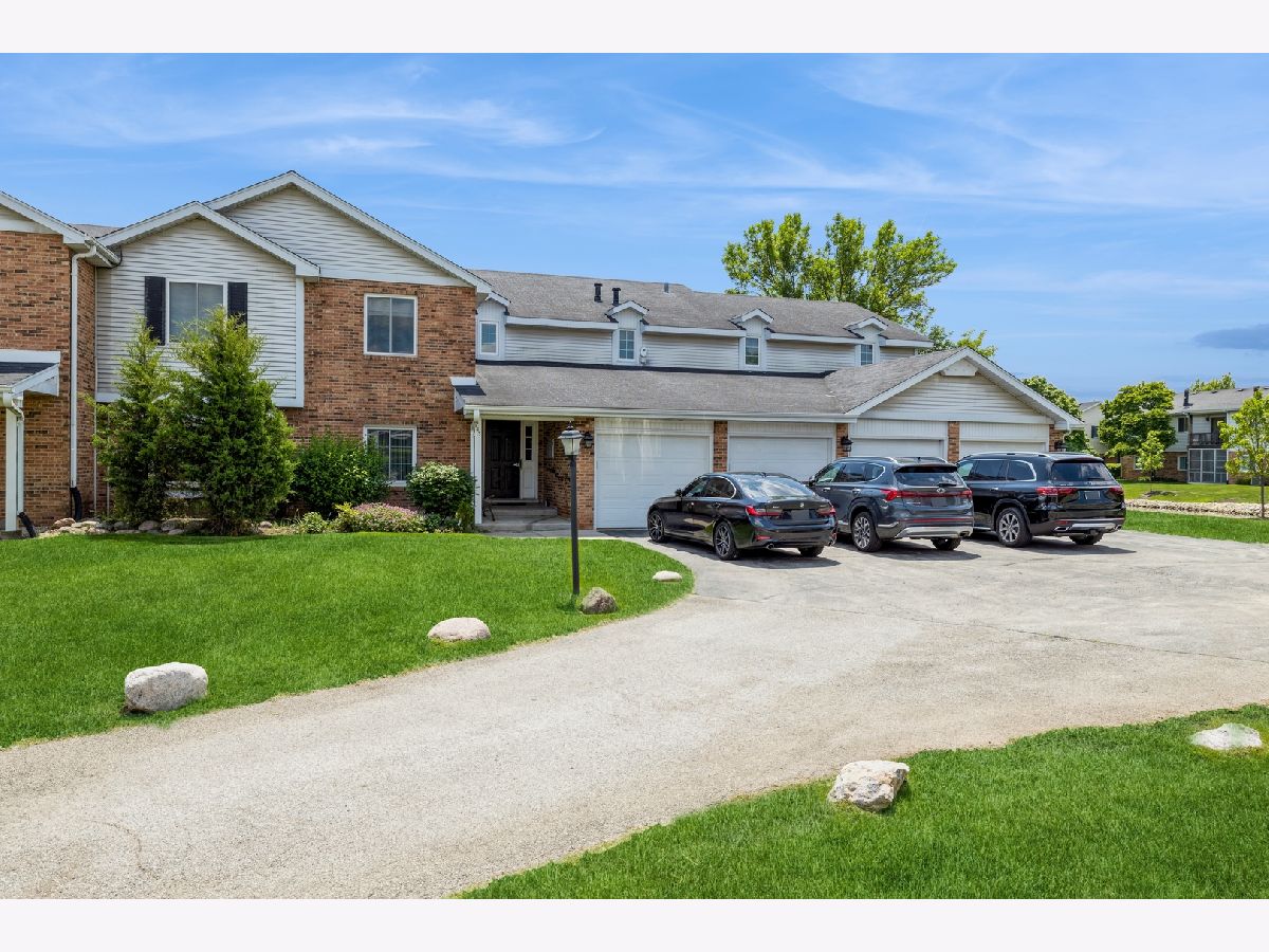 Condominiums Sold Lake Willow Way Willowbrook Illinois, 743 Cottonwood
