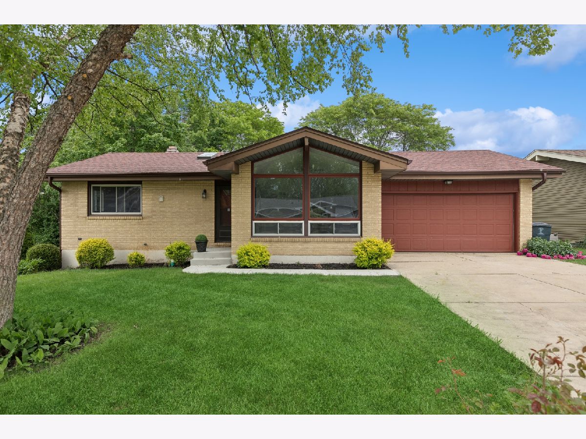Homes Sold Seven Hills Lindenhurst Illinois, 2310 Green Tree