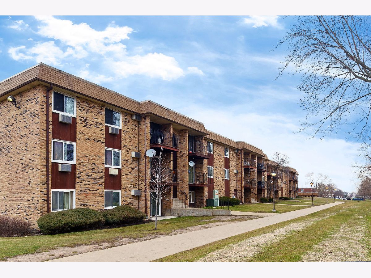 Condominiums Sold Highland Crossing Hoffman Estates Illinois, 1045 Higgins Quarters