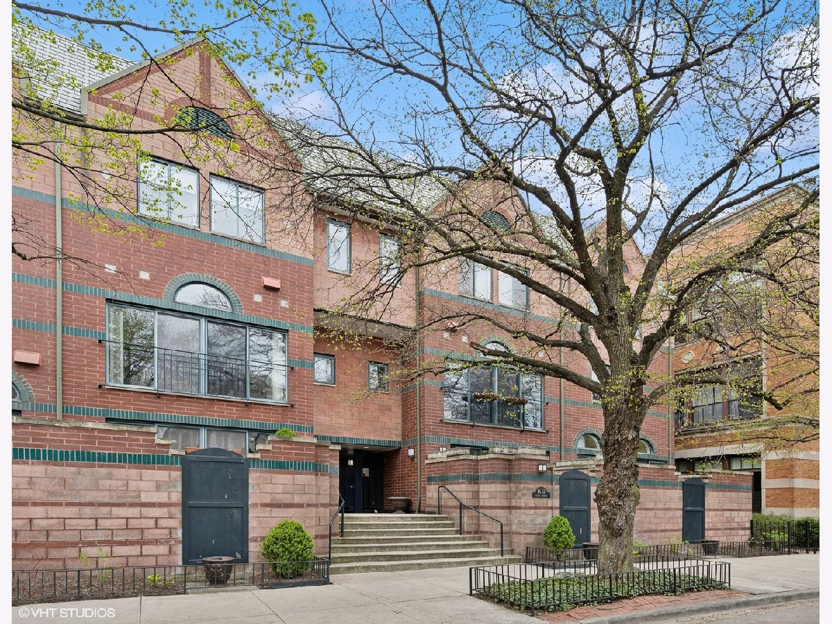 Townhomes Rented Hudson Mews Chicago Illinois, 1632 Hudson