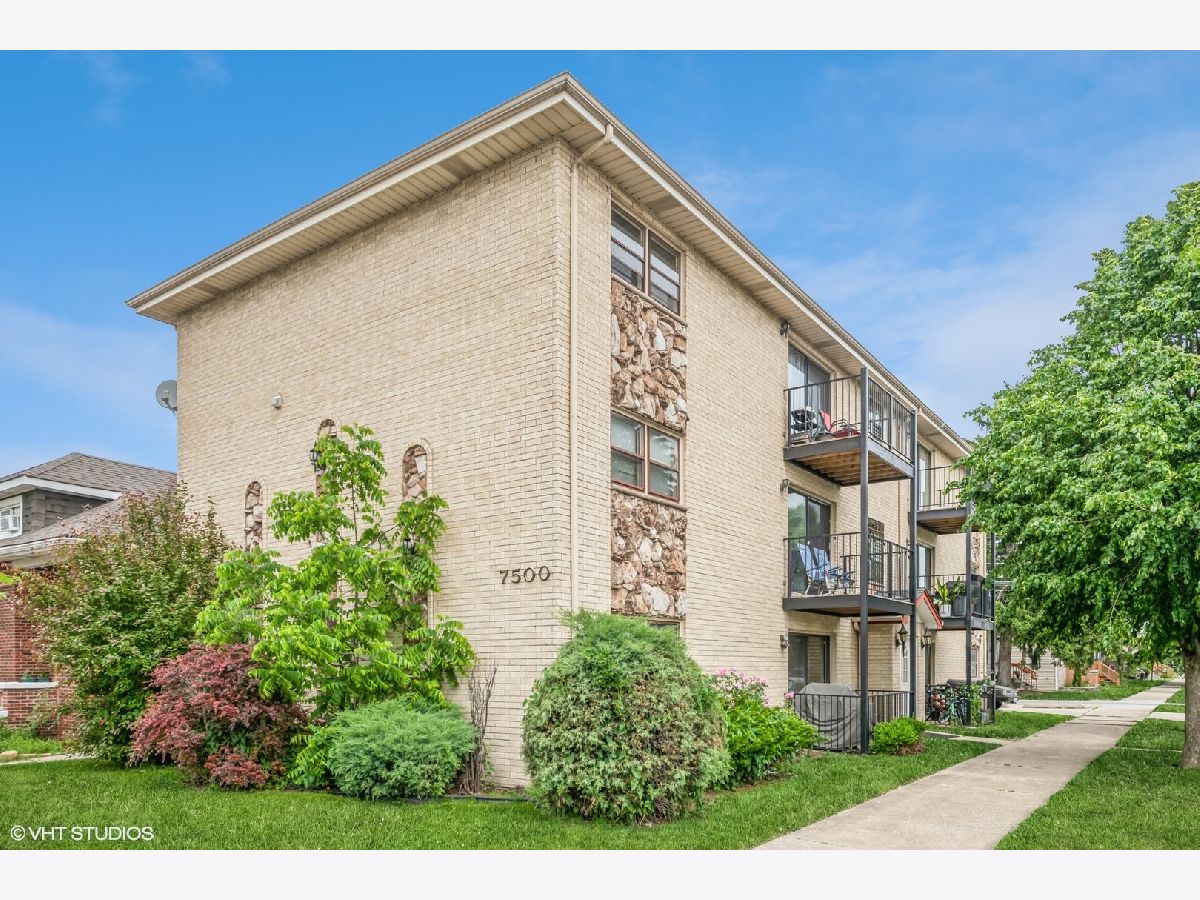 Homes & Condominiums Sold Belmont Heights Chicago Illinois, 7500 Addison