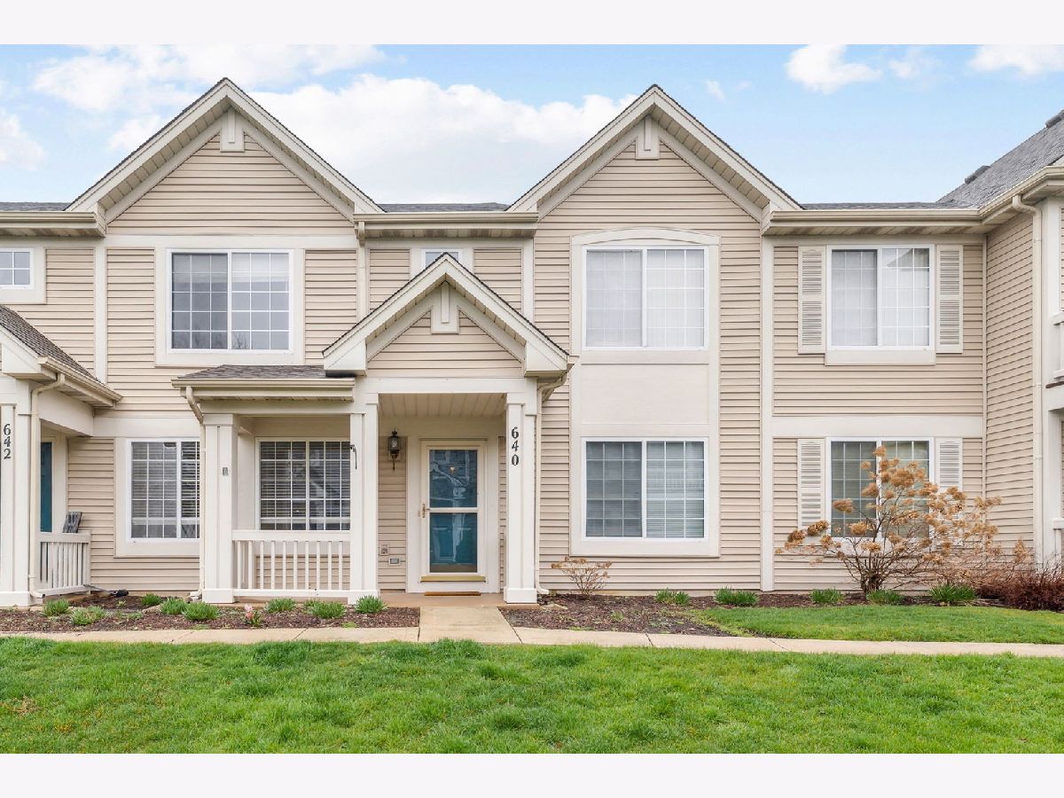 Townhomes Rented Lincoln Station Oswego Illinois, 640 Lincoln Station