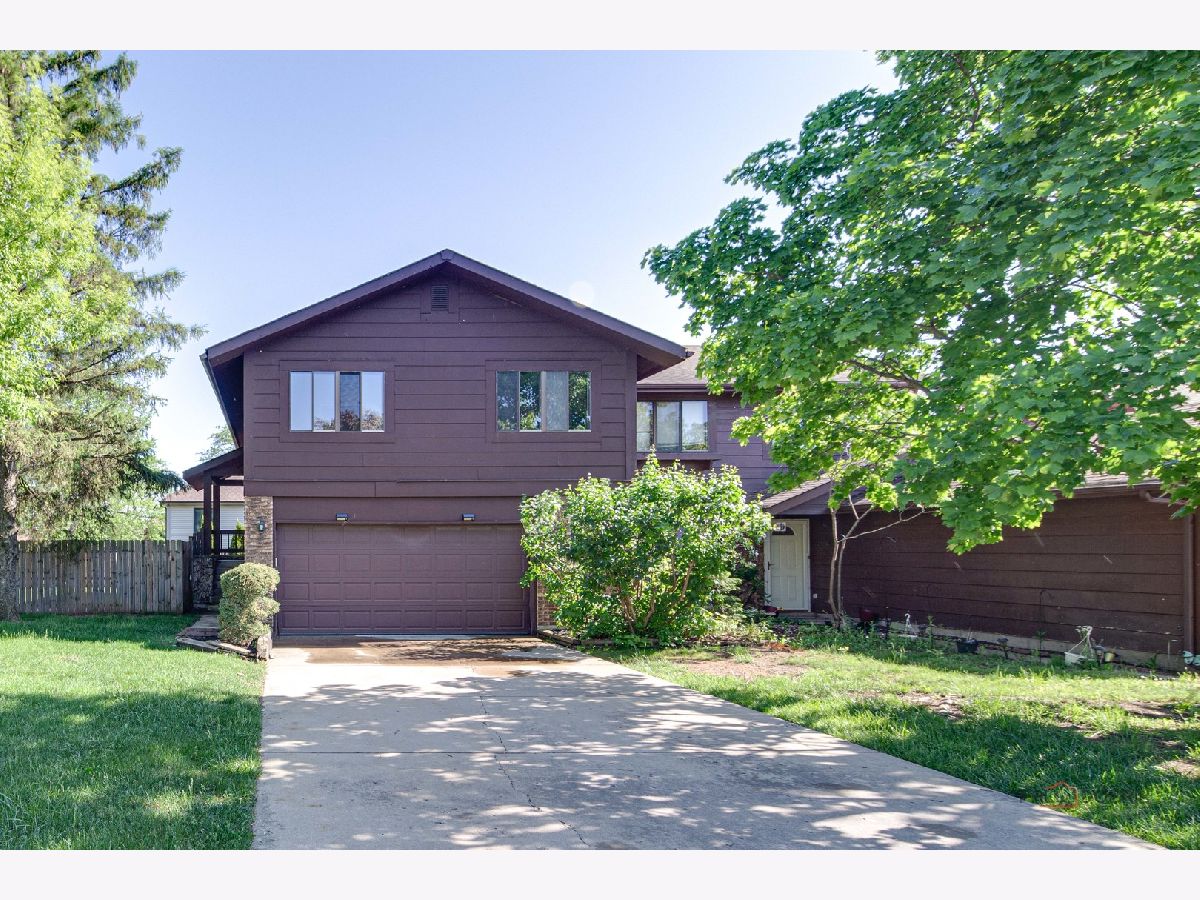 Townhomes & Homes Sold Villas By The Lake Vernon Hills Illinois, 815 Cherry Valley