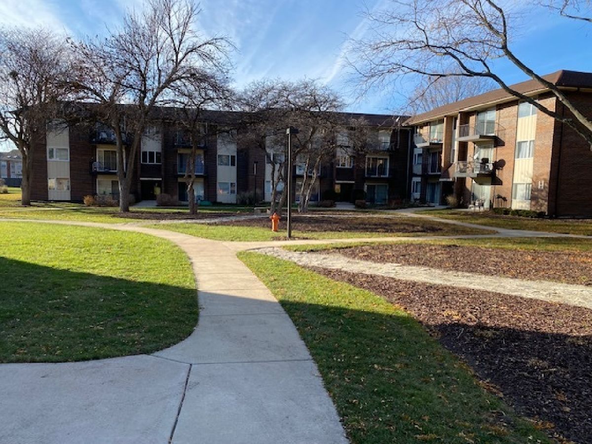 Condos & Townhomes Rented Pebblewood Naperville Illinois, 5s066 Pebblewood