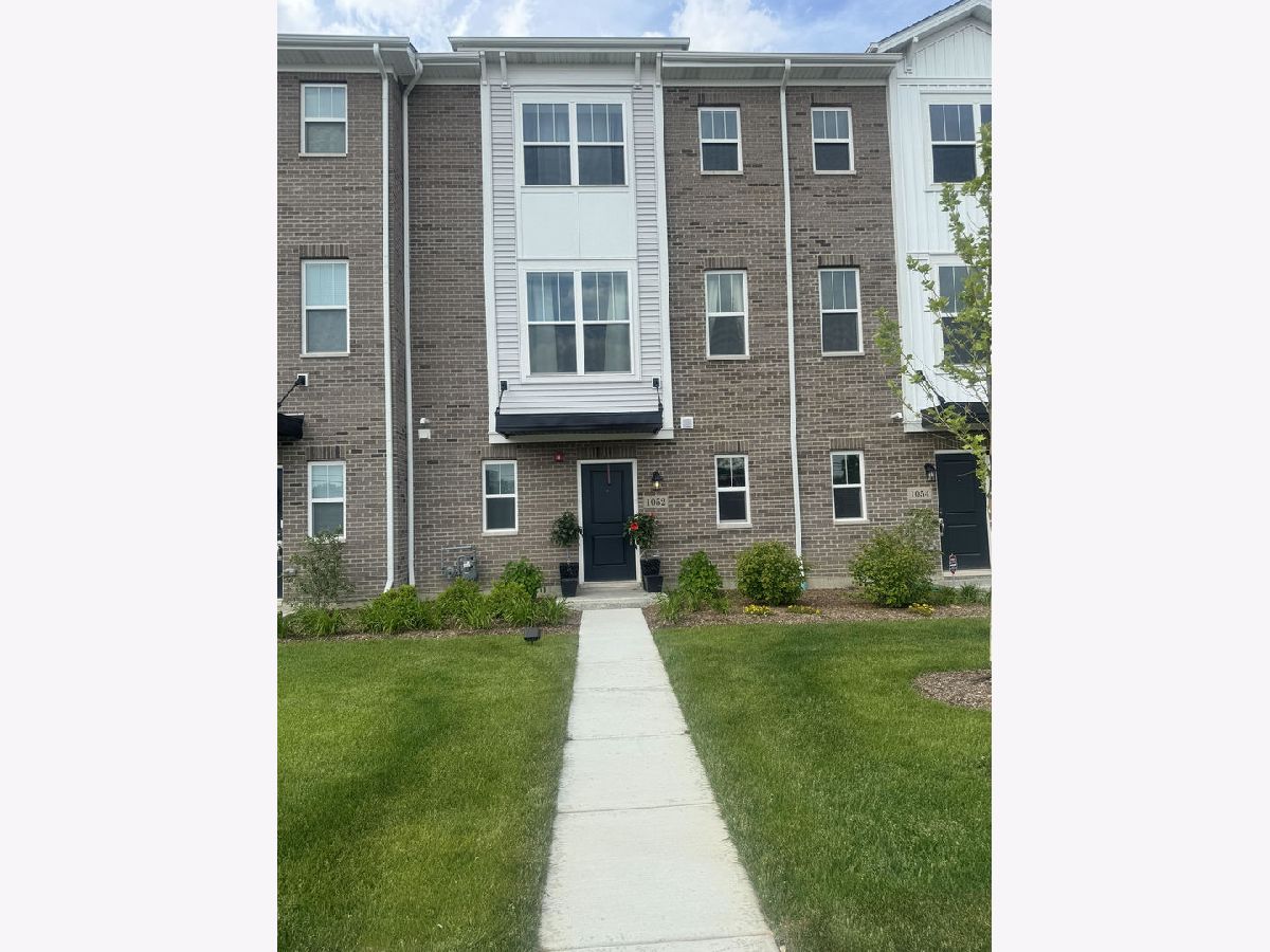 Condos & Townhomes Rented Halston Market Des Plaines Illinois, 1052 Oakton