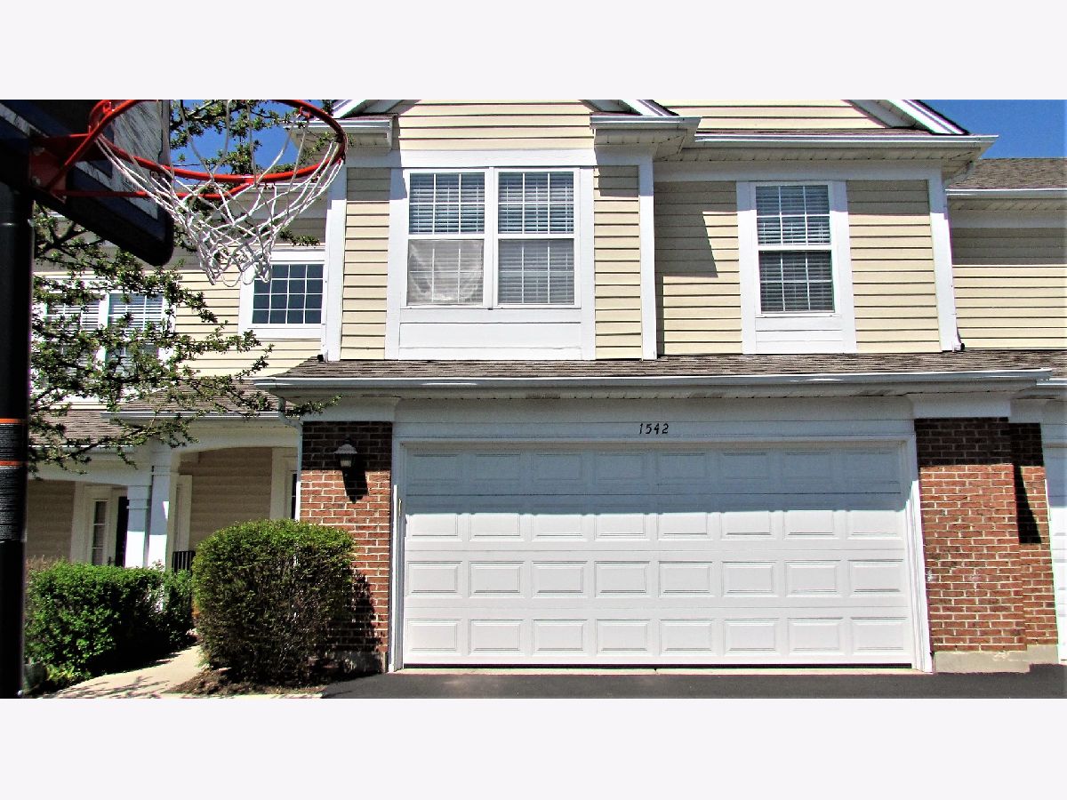 Townhomes Rented Coventry Park Palatine Illinois, 1542 Chivalry