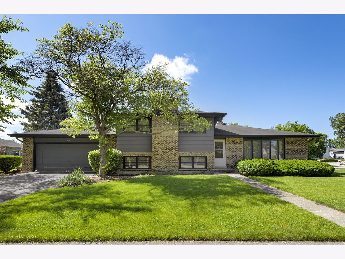 Homes & Condominiums Sold Kings Point Addison Illinois, 1815 Woodland