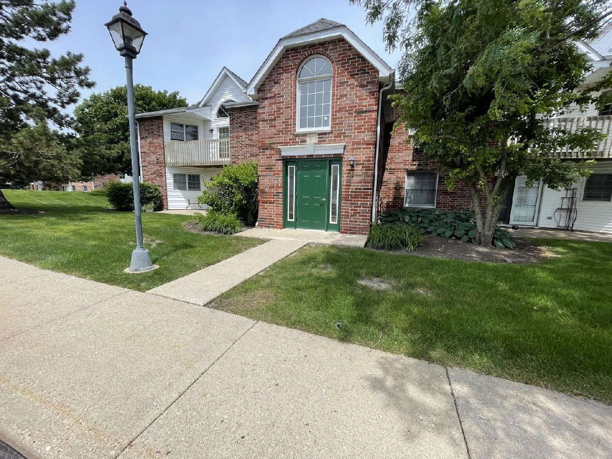 Condominiums Rented Country Club Manor Woodstock Illinois, 501 Leah