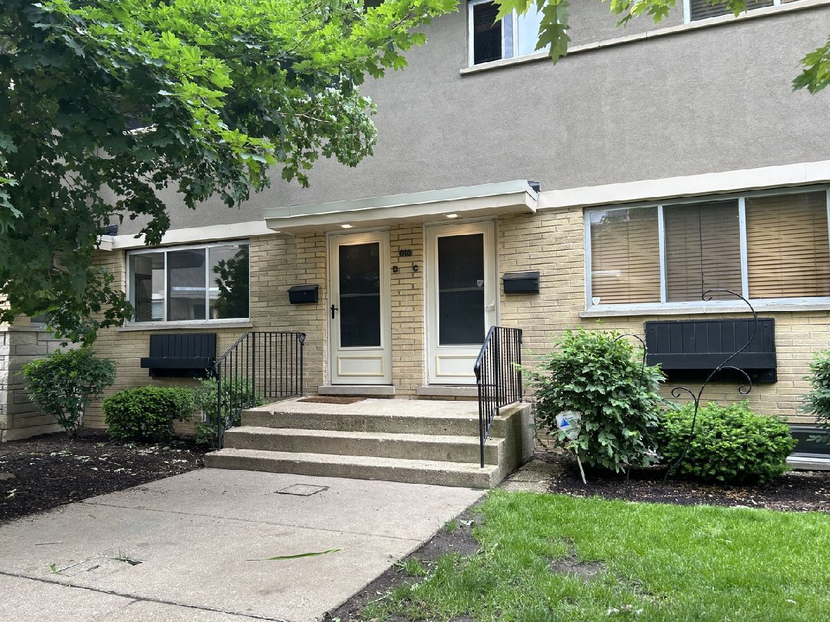 Townhomes Rented Austin Courts Libertyville Illinois, 618 Milwaukee