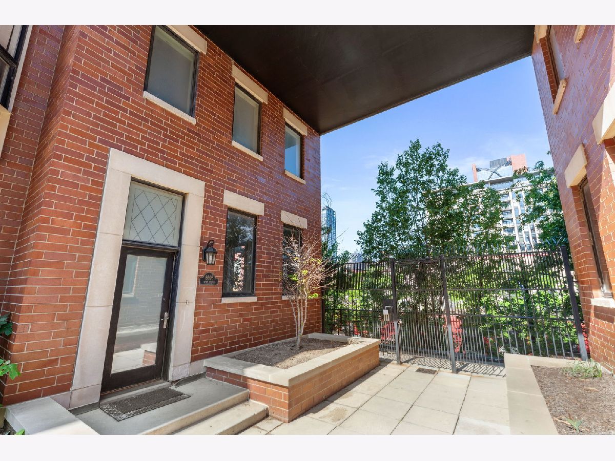 Townhomes Rented Fulton Court Chicago Illinois, 660 Fulton