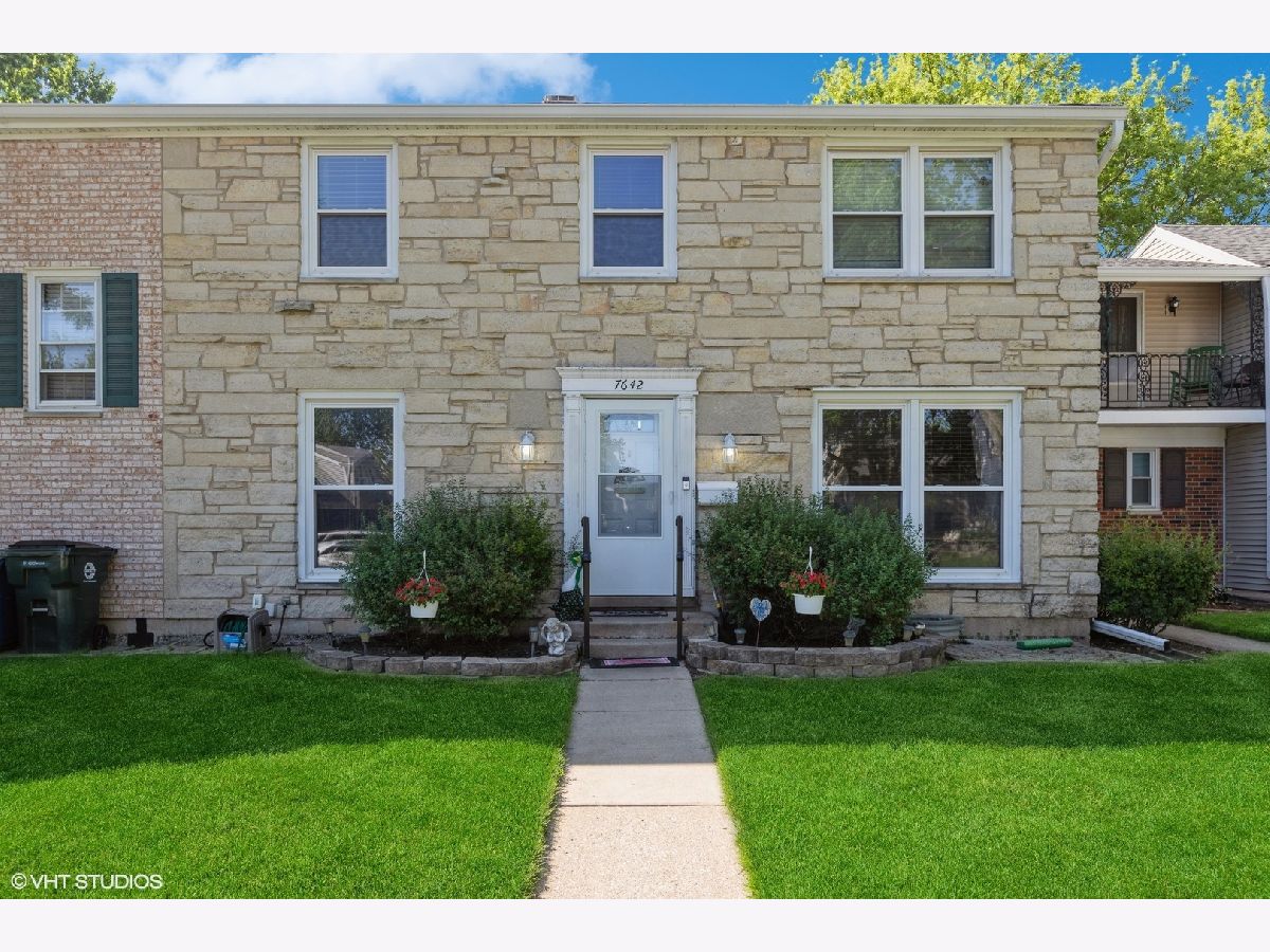 Townhomes Sold Olde Salem Hanover Park Illinois, 7642 Manchester Manor