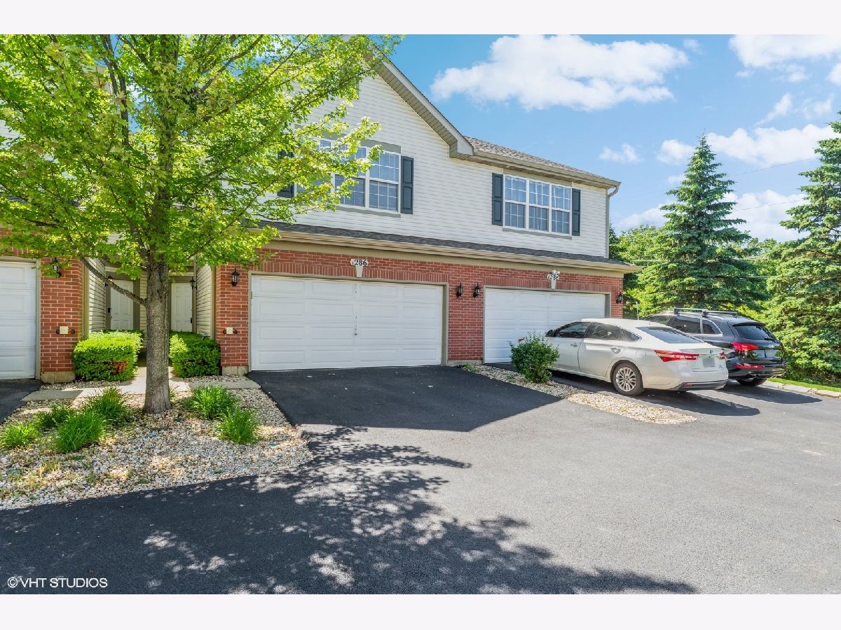 Townhomes Rented Fairfield Lakes Round Lake Illinois, 1286 Black Wolf