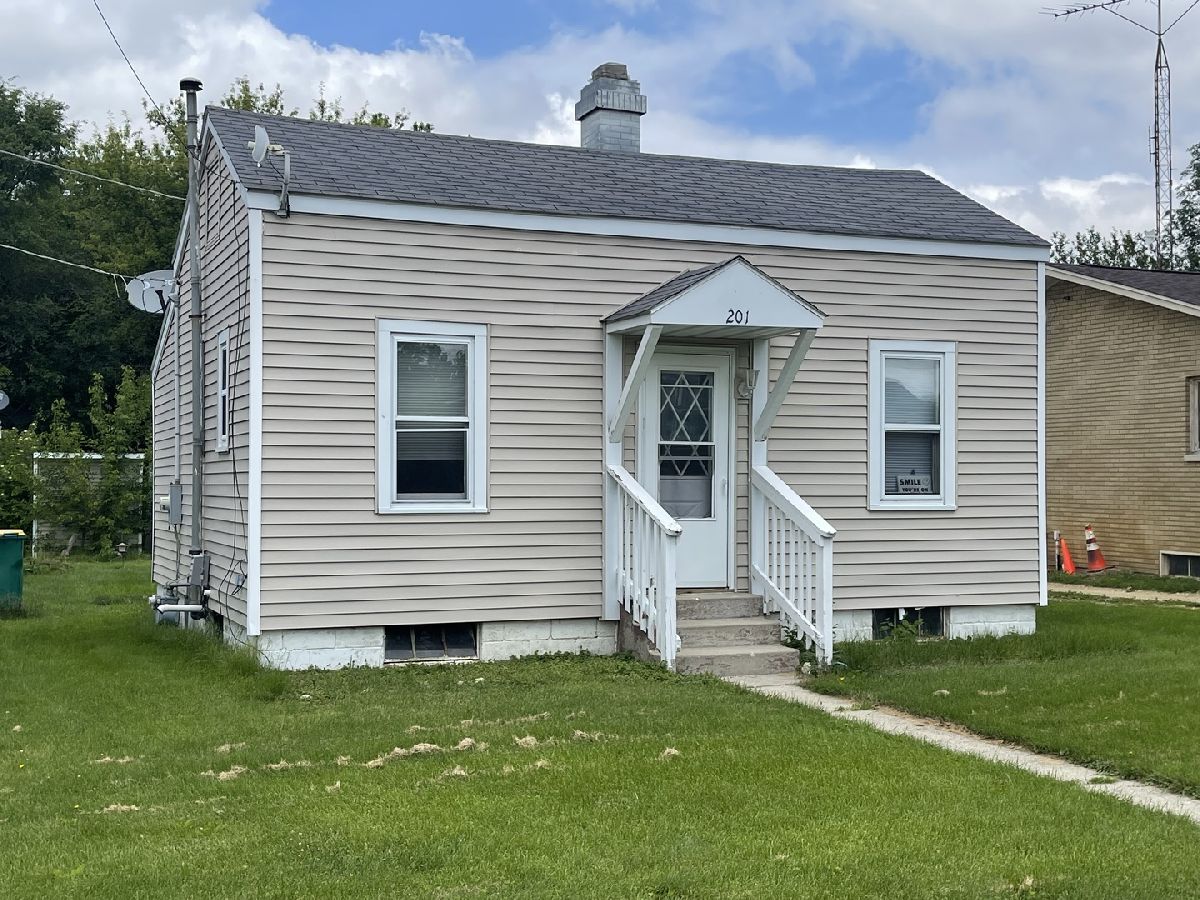 Rented Kirkland Illinois, 201 Main