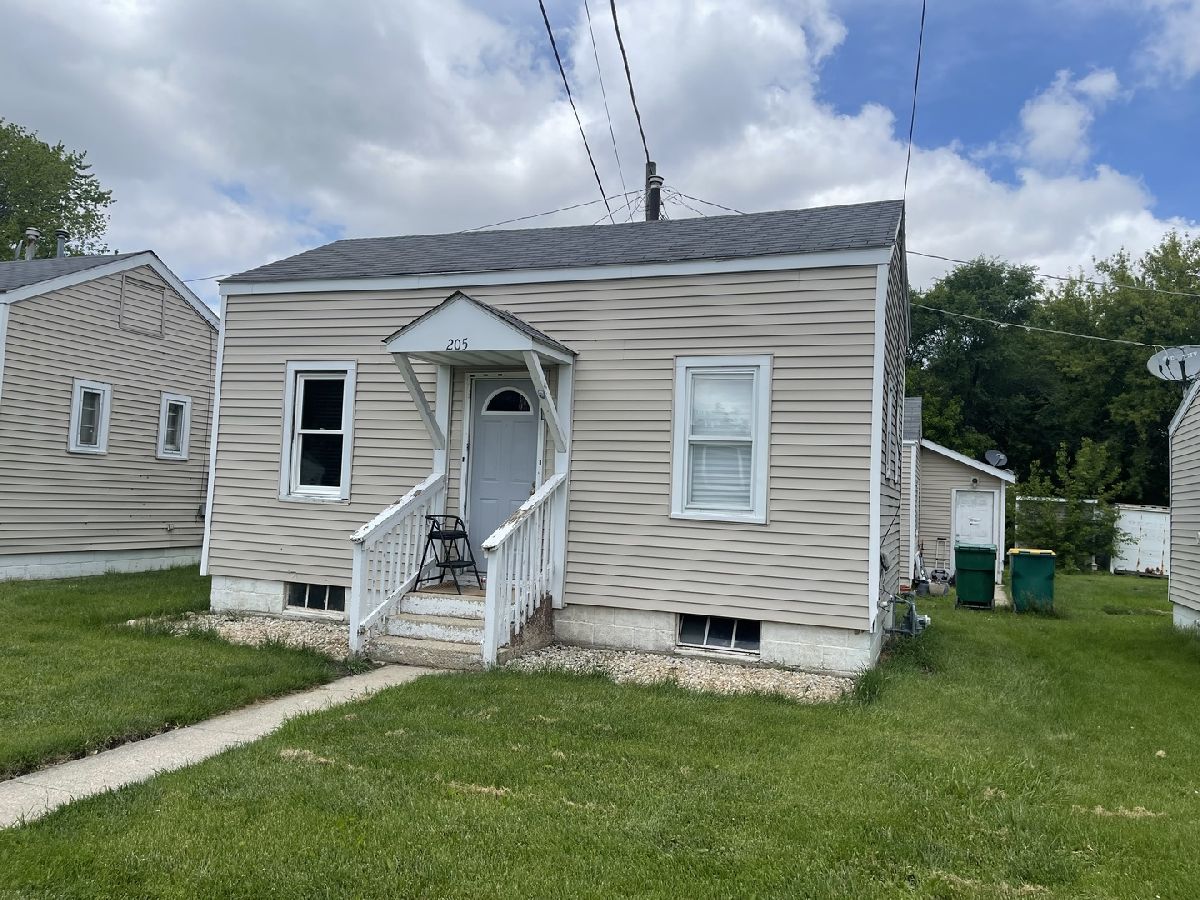 Rented Kirkland Illinois, 201 Main