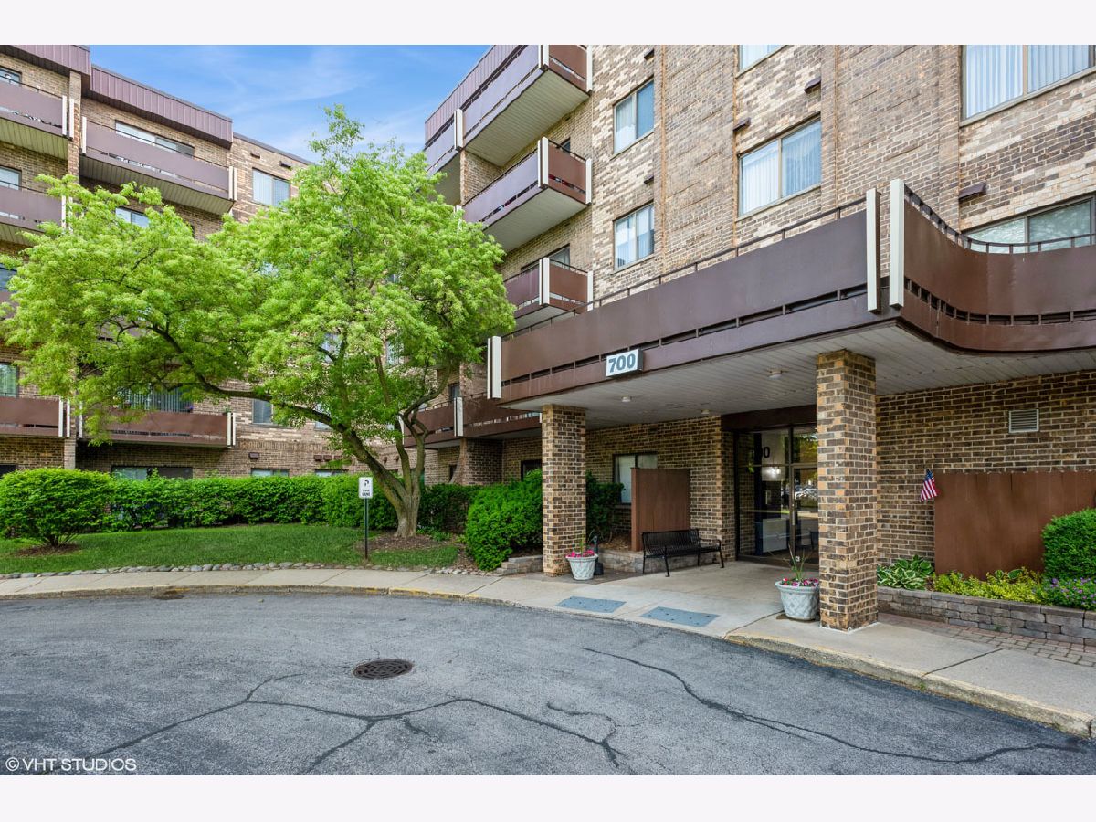 Condominiums Sold Village On The Lake Elk Grove Village Illinois, 700 Wellington