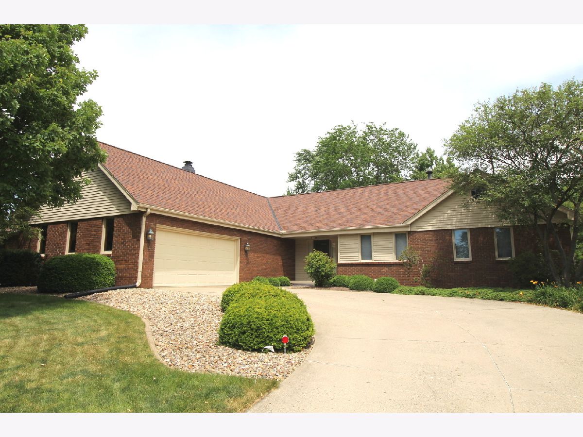 Homes & Condos & Townhomes Sold Williamsburg Bloomington Illinois, 212 Hershey