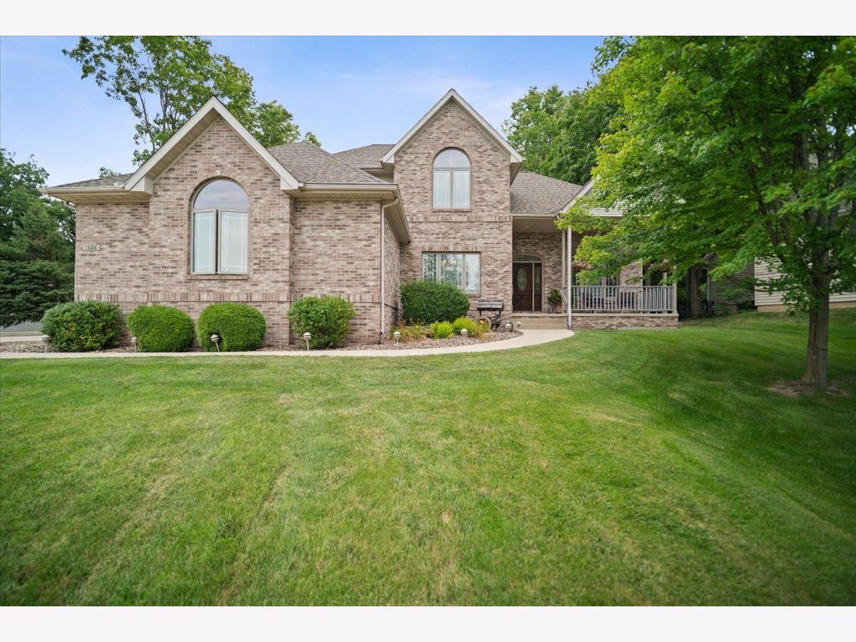 Homes & Condos & Townhomes Sold Woodland Ridge Bloomington Illinois, 1506 Sweetbriar