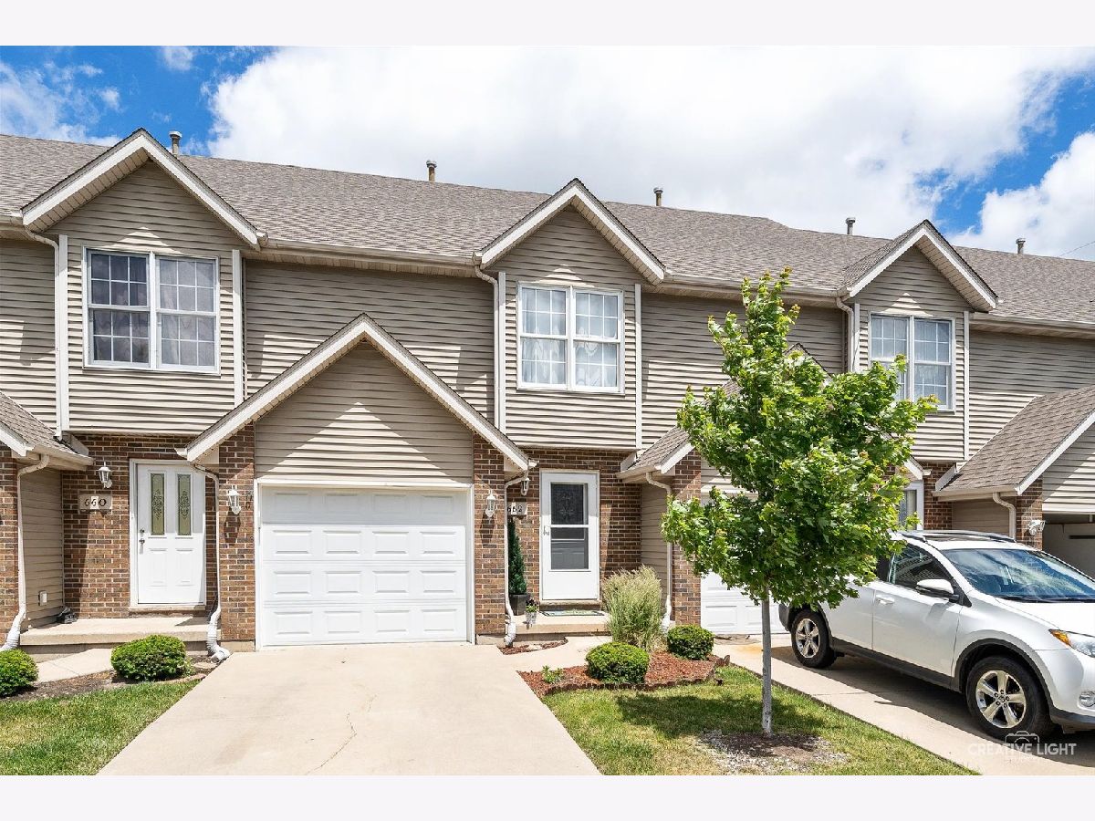 Condos & Townhomes Sold Fox Briar Sycamore Illinois, 662 Peace