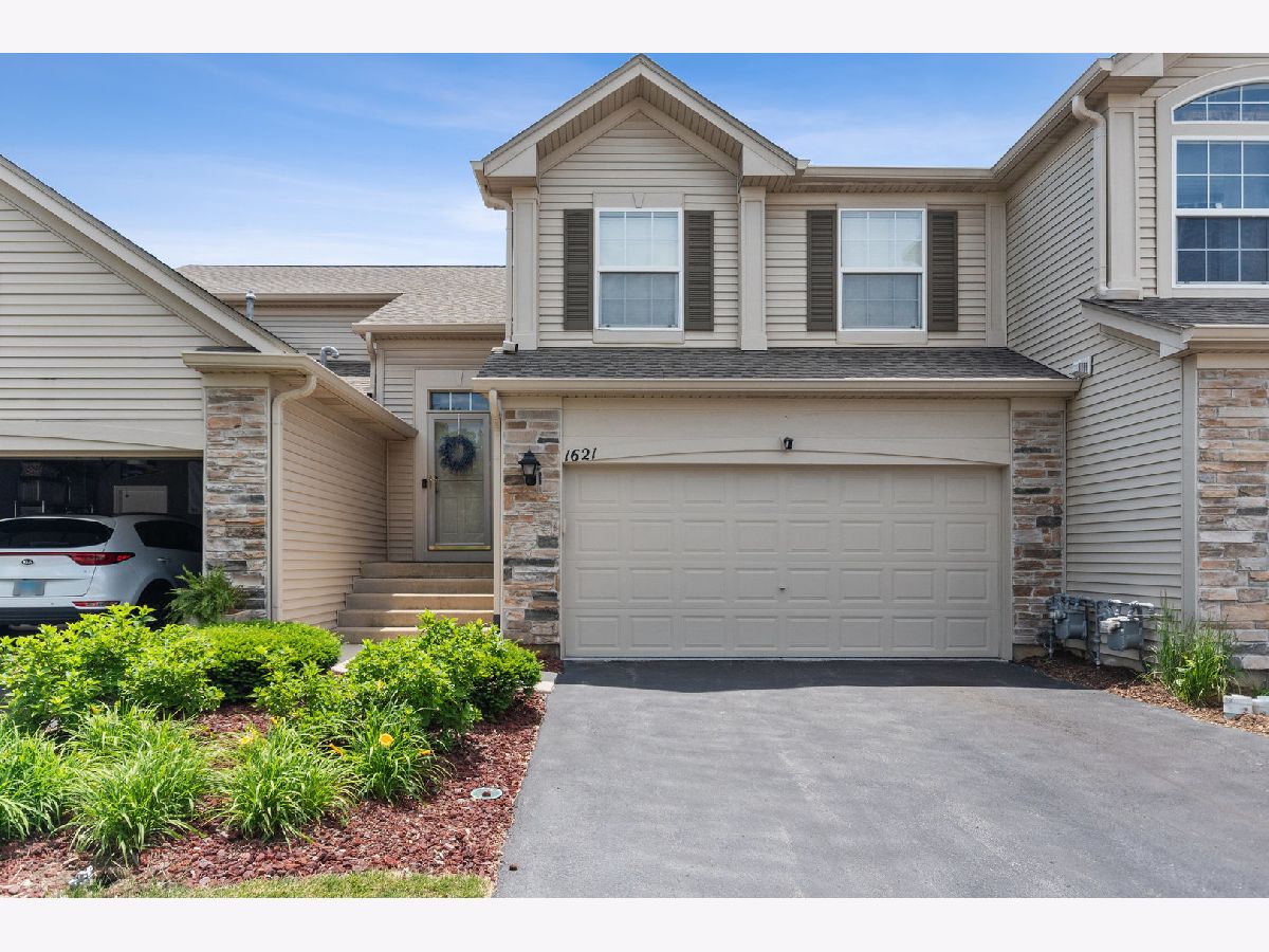 Townhomes & Condos & Homes Rented Grand Pointe Trails Aurora Illinois, 1621 Fredericksburg