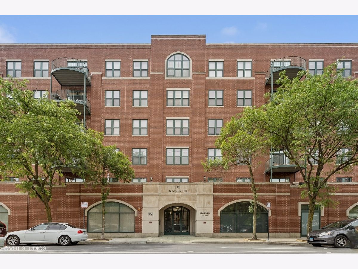 Condominiums Sold Washington Square Chicago Illinois, 1301 Washington