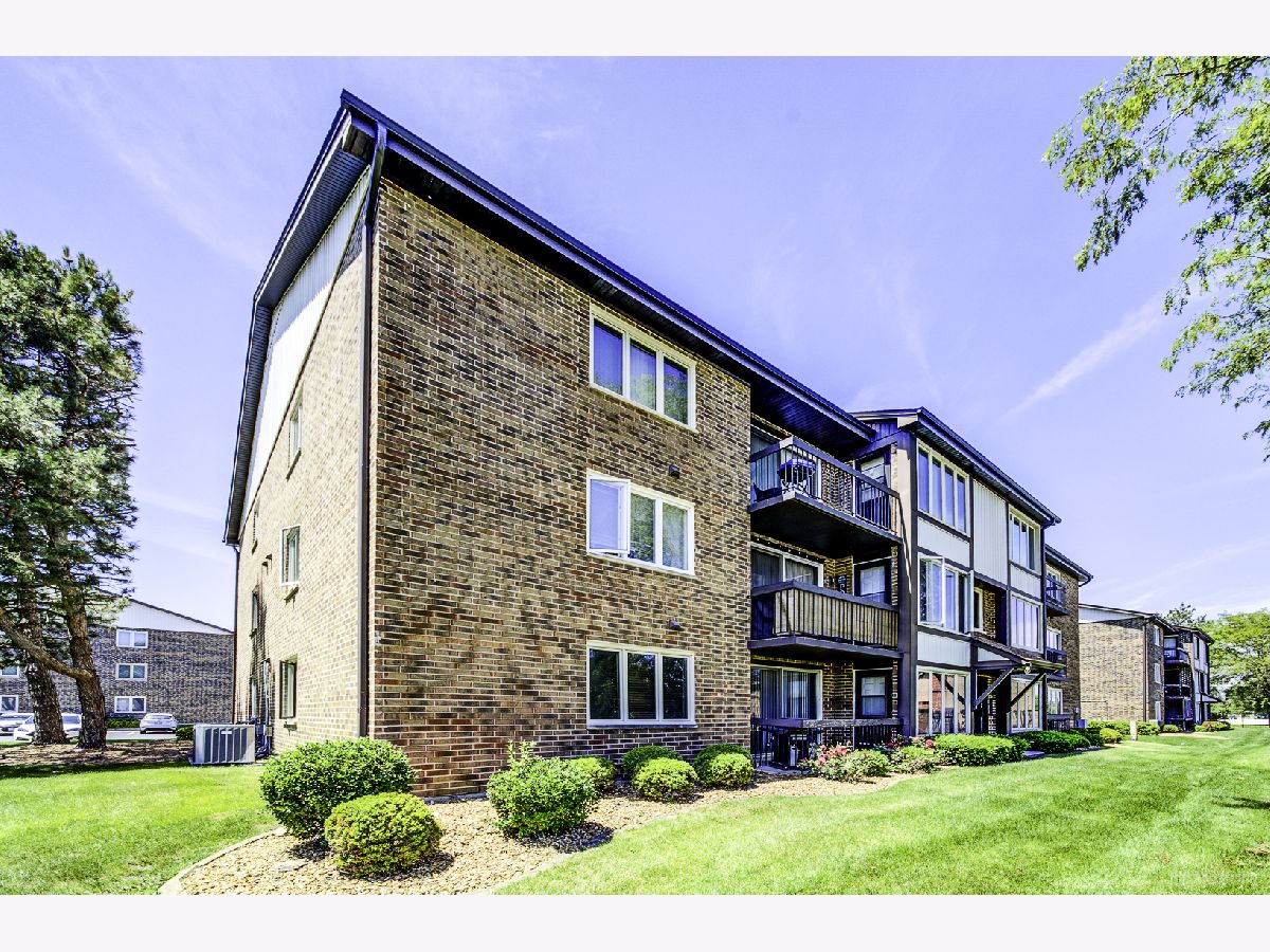 Condominiums & Homes Sold Fieldcrest Crestwood Illinois, 4900 Circle
