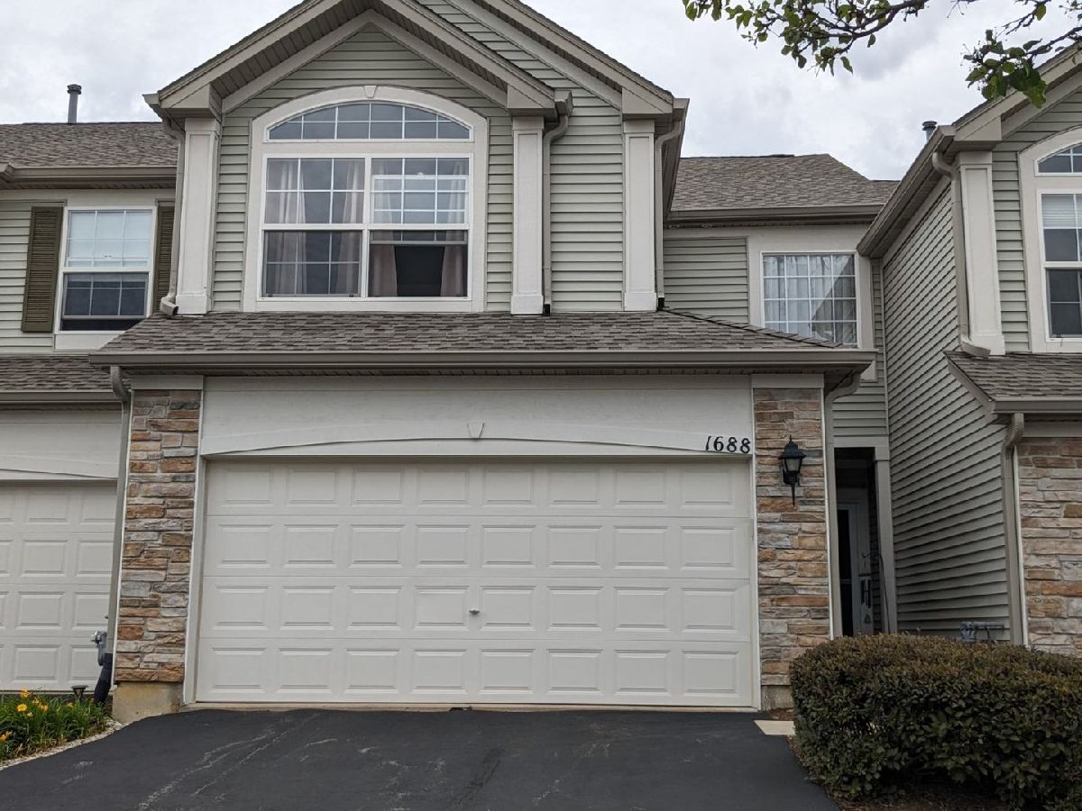 Townhomes & Condos & Homes Sold Grand Pointe Trails Aurora Illinois, 1688 Fredericksburg