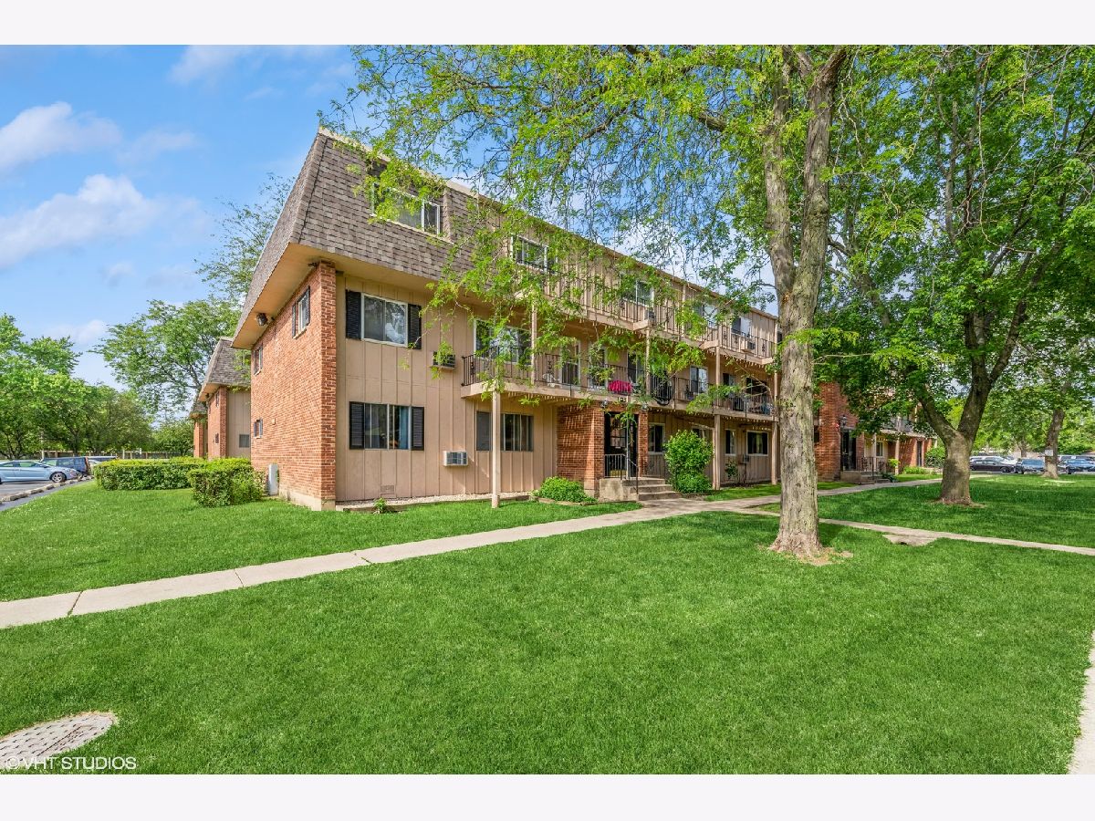 Condominiums Sold Coach Light Rolling Meadows Illinois, 2410 Algonquin