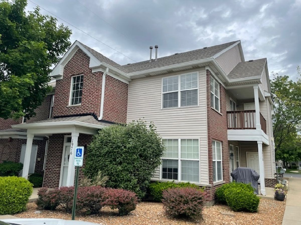 Townhomes & Condos & Homes Sold Walnut Trails Shorewood Illinois, 1976 Parkside