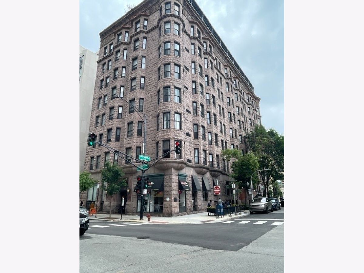 Condominiums Rented The Brewster Chicago Illinois, 2800 Pine Grove