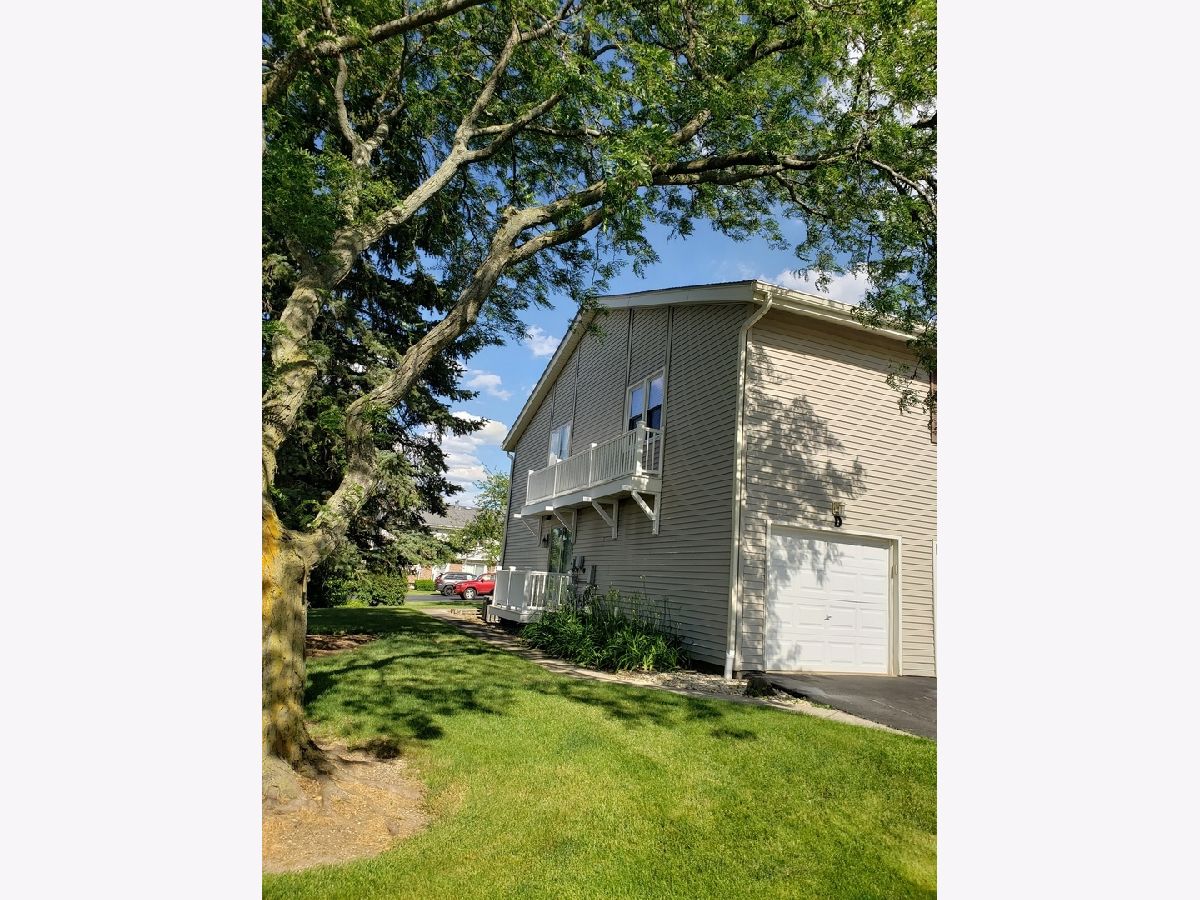 Townhomes & Condos & Homes Rented Westlake Bloomingdale Illinois, 305 Northwestern
