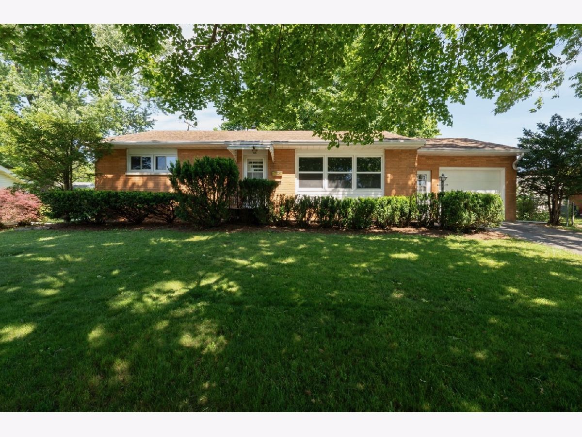 Homes & Condos & Townhomes Sold Fairway Knolls Bloomington Illinois, 222 Sherwood