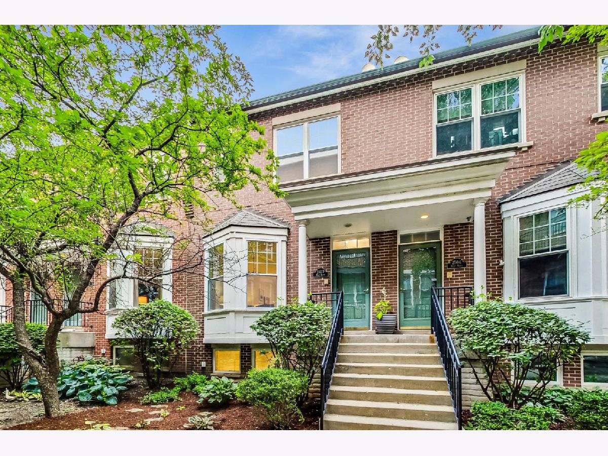 Townhomes & Condos & Homes Sold Old Town Square Chicago Illinois, 250 Scott