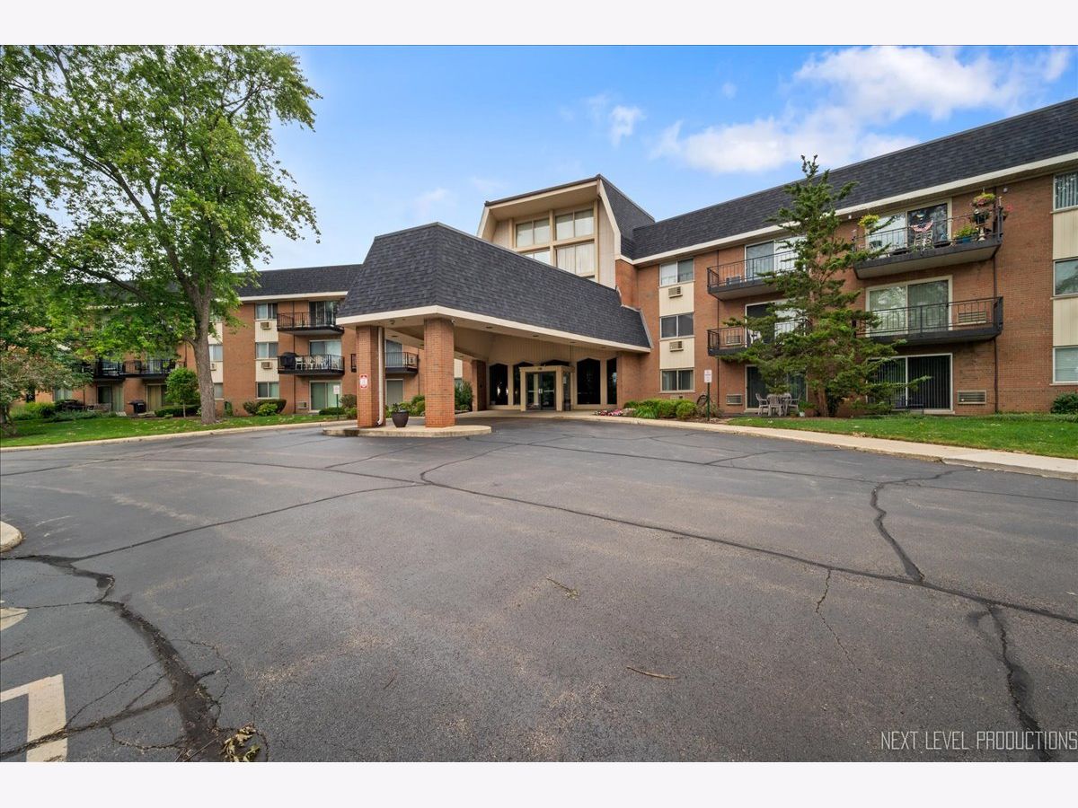Condominiums Sold Royal Glen Glen Ellyn Illinois, 1198 Royal Glen