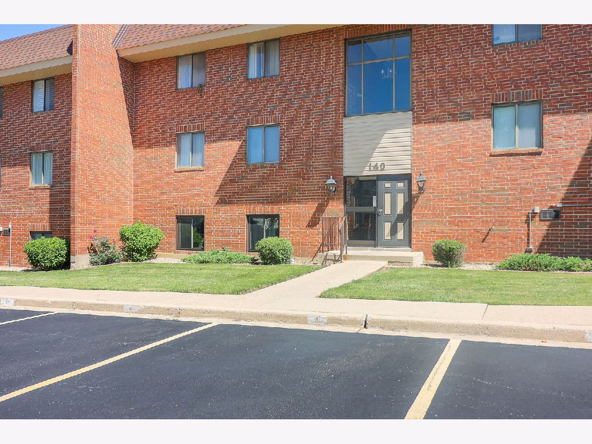 Condominiums Sold Highland Lakes Lombard Illinois, 140 Fountainview