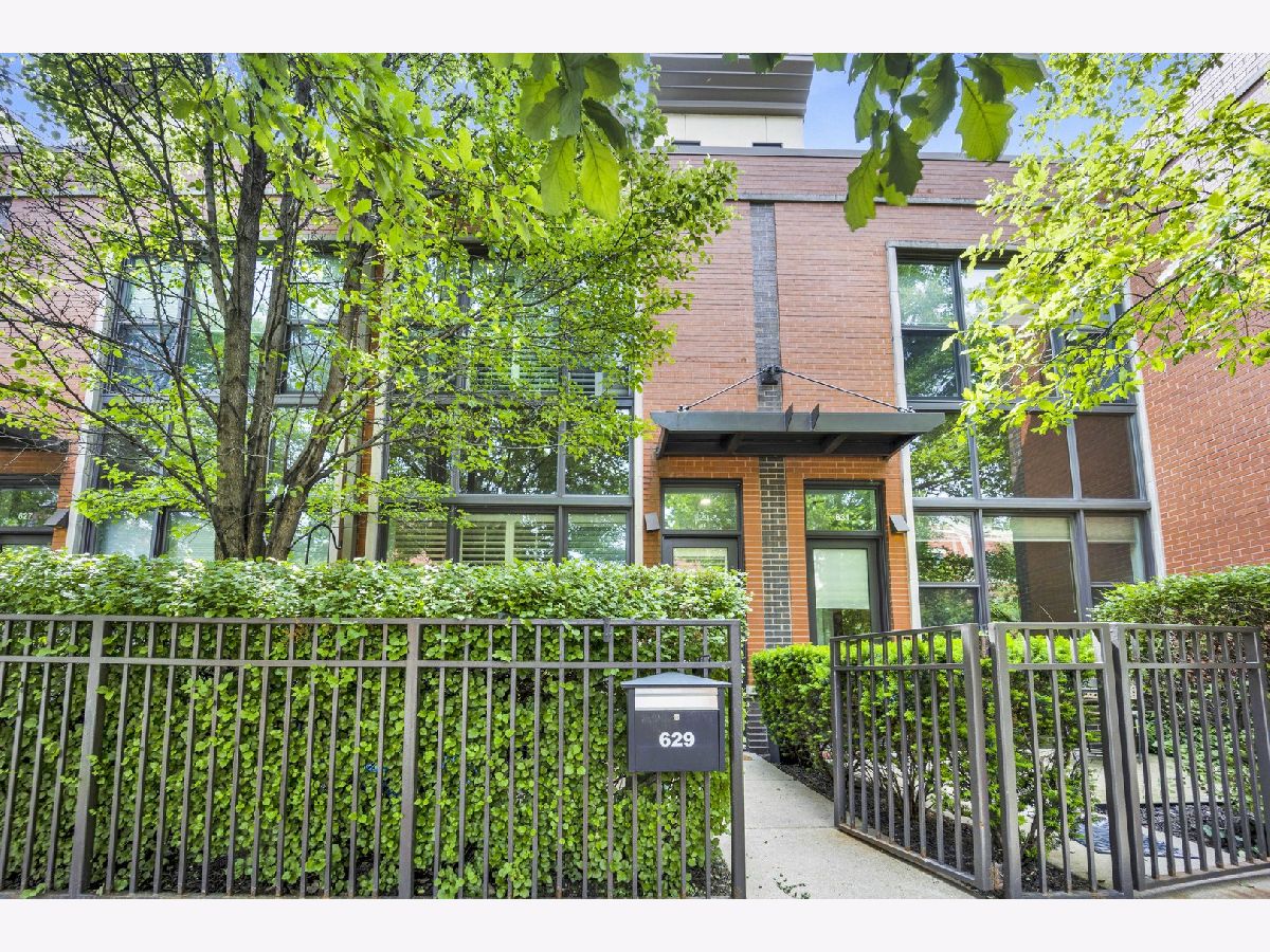 Townhomes & Condos Rented River Village Chicago Illinois, 629 Oak