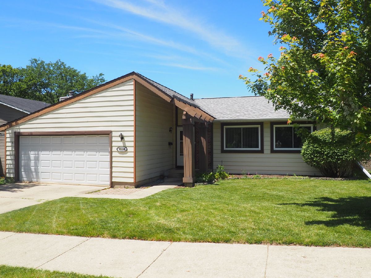 Homes & Townhomes & Condos Sold Woodridge Center Woodridge Illinois, 6934 Blue Flag