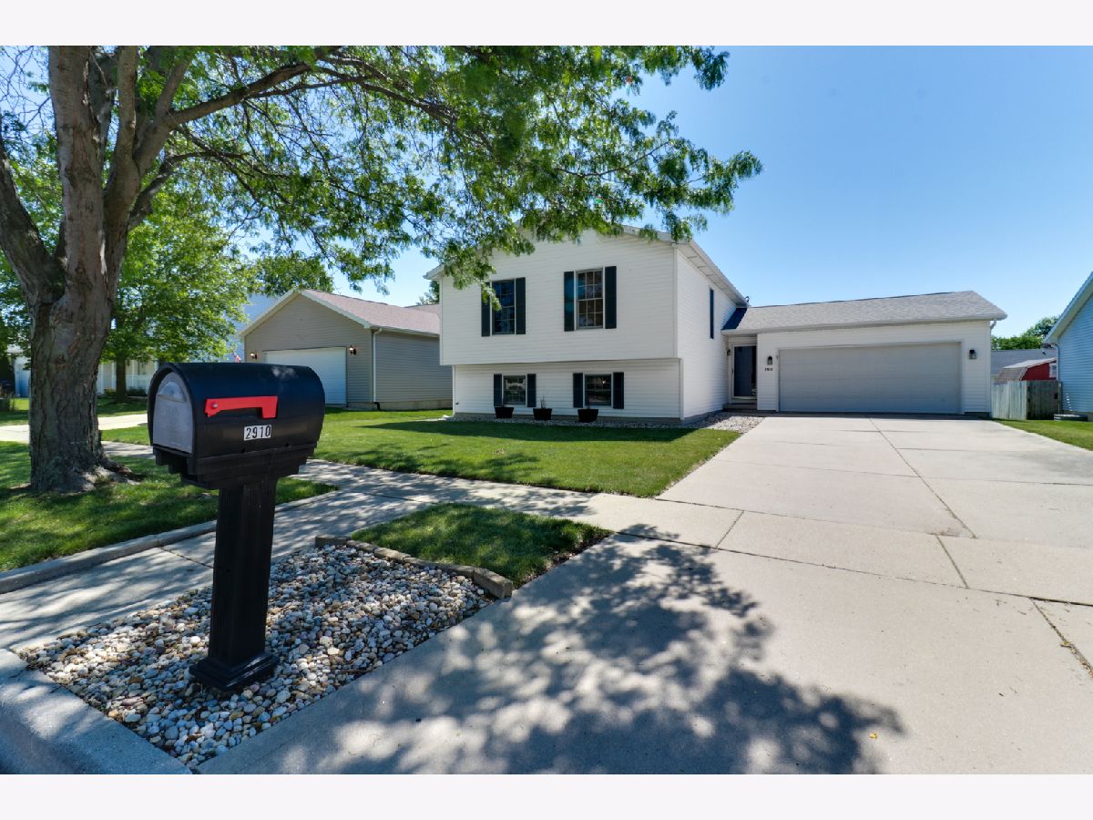 Homes & Condos & Townhomes Sold Pepper Ridge Bloomington Illinois, 2910 Scarborough