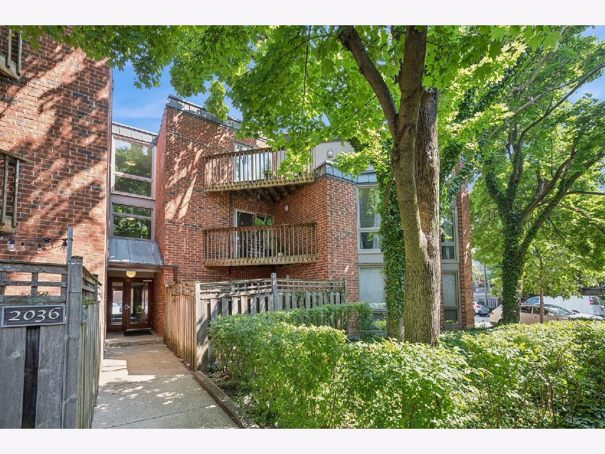 Condos & Townhomes Rented Oz Park Gardens Chicago Illinois, 2036 Larrabee