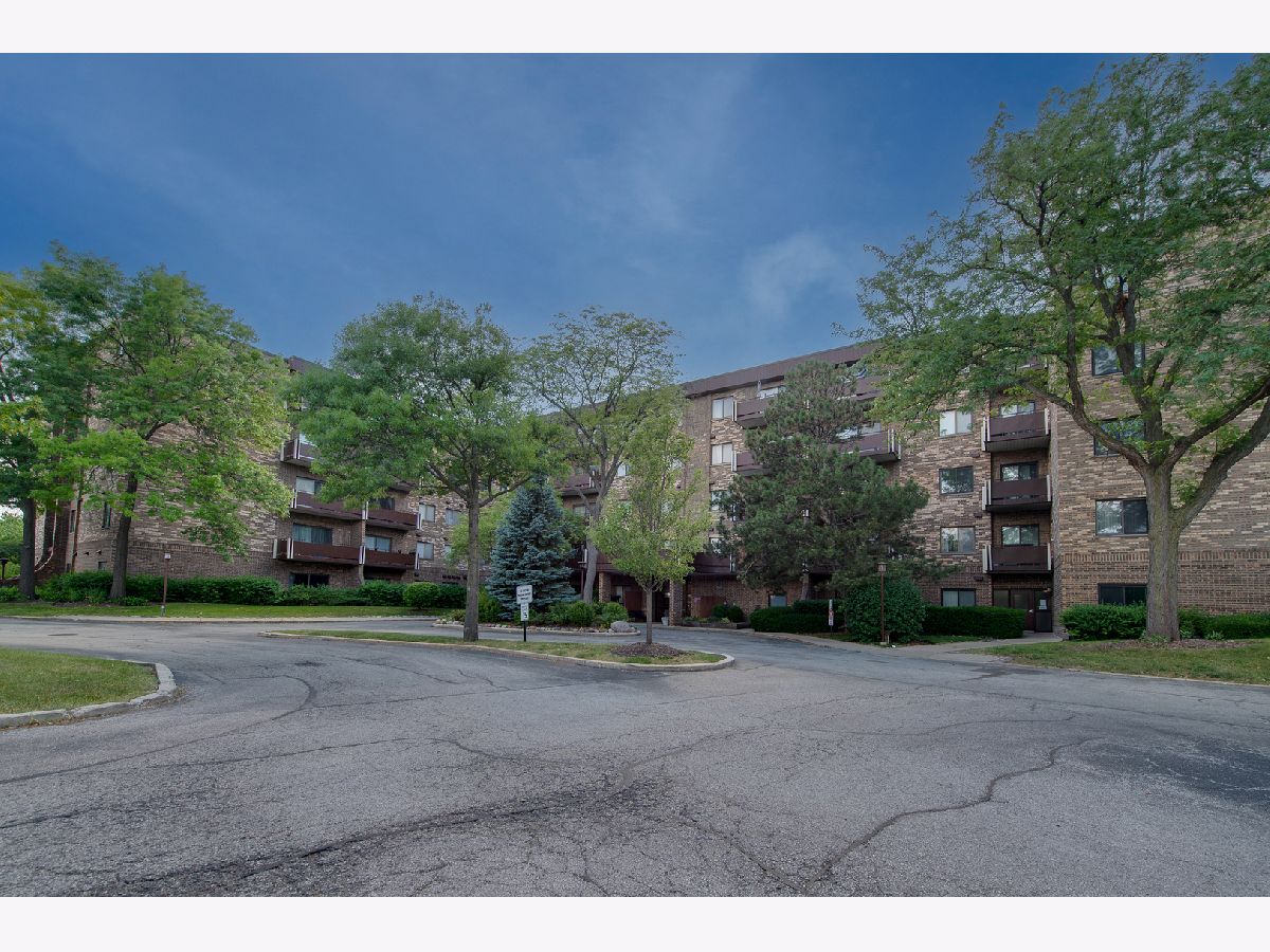 Condominiums Sold Village On The Lake Elk Grove Village Illinois, 700 Wellington