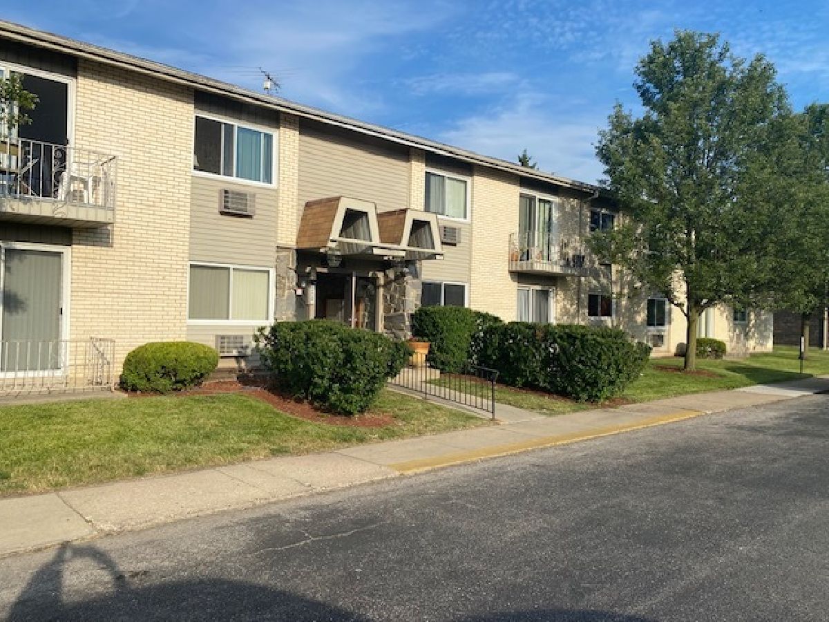 Condominiums Rented Courtland Square Des Plaines Illinois, 8888 Steven