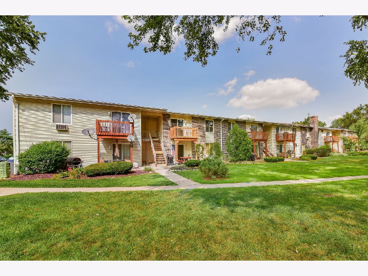 Condominiums Rented Deer Run Oswego Illinois, 2500 Light
